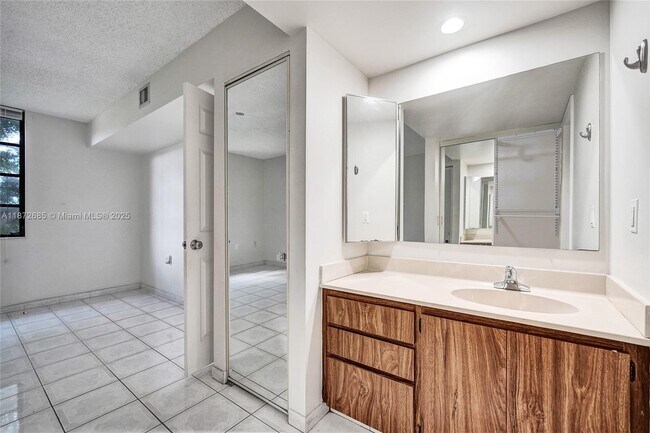 Building Photo - 1502 Whitehall Dr