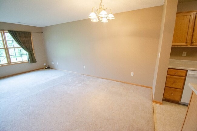 Building Photo - Townhome in Quiet NW Rochester Neighborhood!