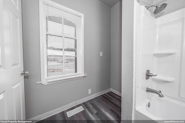 Building Photo - 213 Manitowoc St