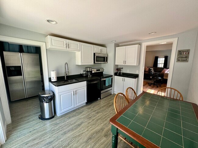 Building Photo - 247 Maple Ave