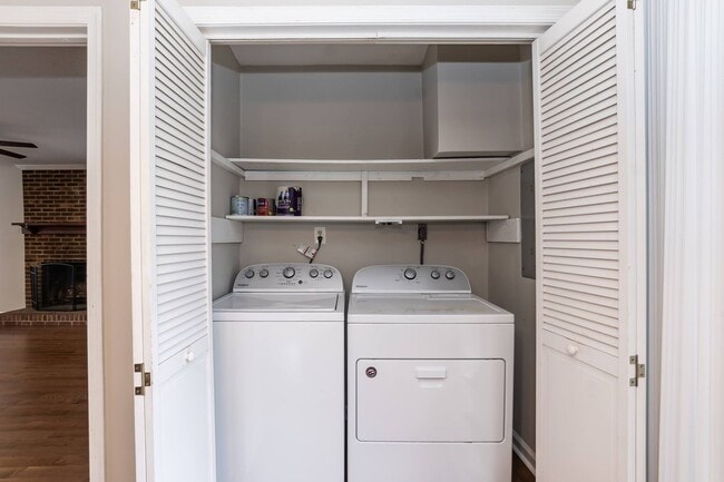 Building Photo - Three Bedroom Home!