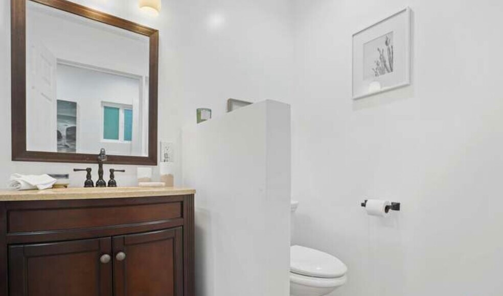 Bathroom - 624 N Topanga Canyon Blvd
