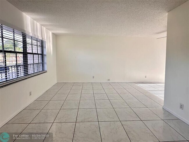 Building Photo - 4263 Oak Terrace Dr