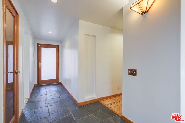 Building Photo - 15511 Woodcrest Dr