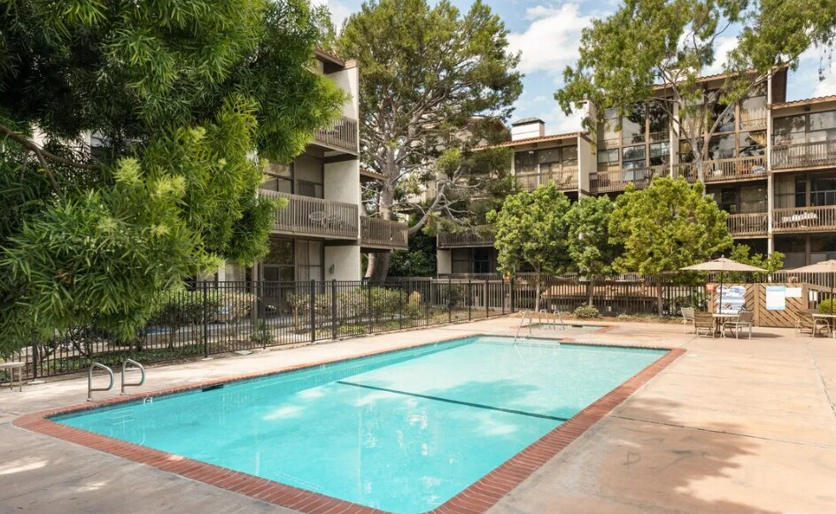 Building Photo - 9125 Marina Pacifica Dr N