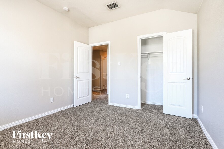 Building Photo - 703 Woodcrest Dr