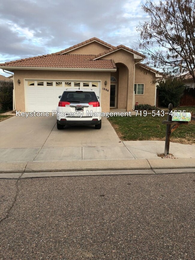 Building Photo - South side Domega Home 3 Bedroom/2 Bath/2 Car Garage $1850/$1850