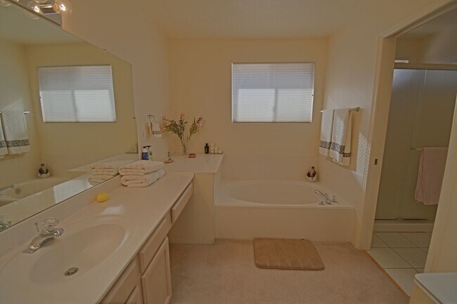 Building Photo - 4BD/3BA Available for Move In! Northeast Heights