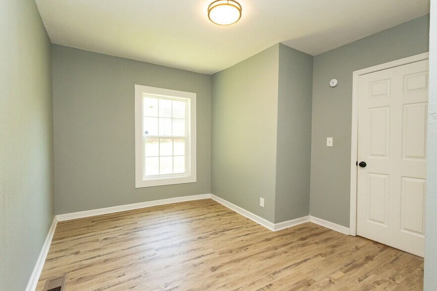 Building Photo - 114 1st St