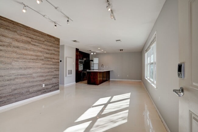 Building Photo - 2450 Ashdale Dr