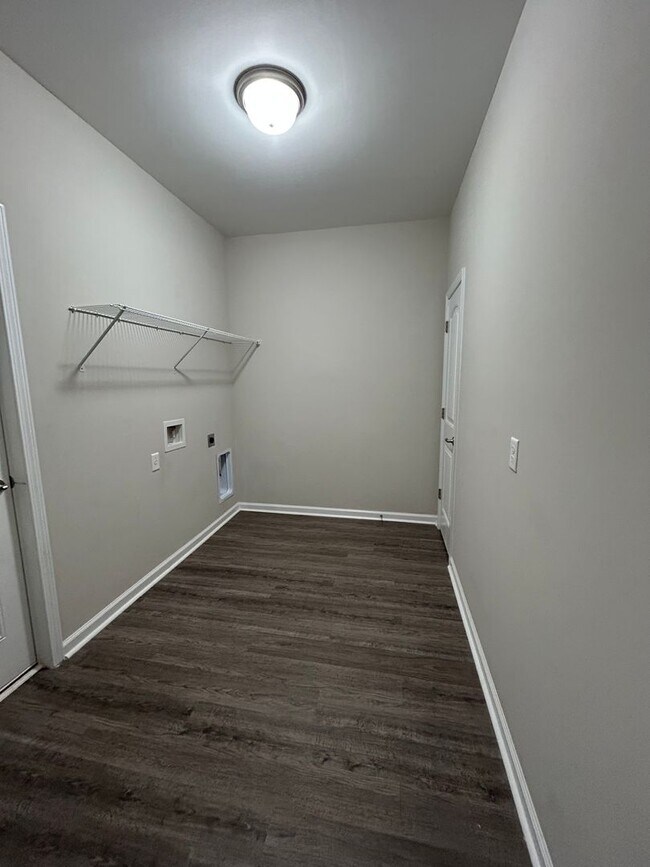 Building Photo - Spacious End Unit in Prime Location!