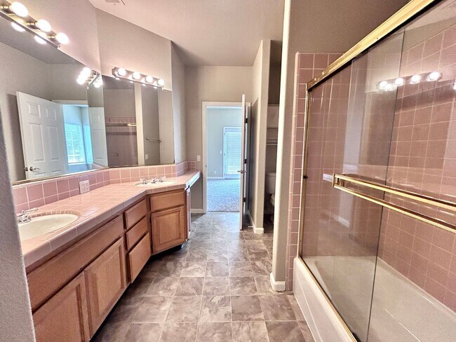 Building Photo - 5 Bedroom Home with a POOL in Folsom