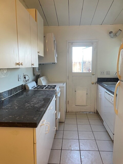 Kitchen with gas range - 3121 Alma St