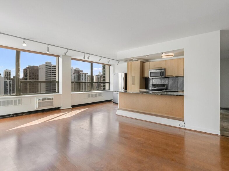 Building Photo - 1455 N Sandburg Ter