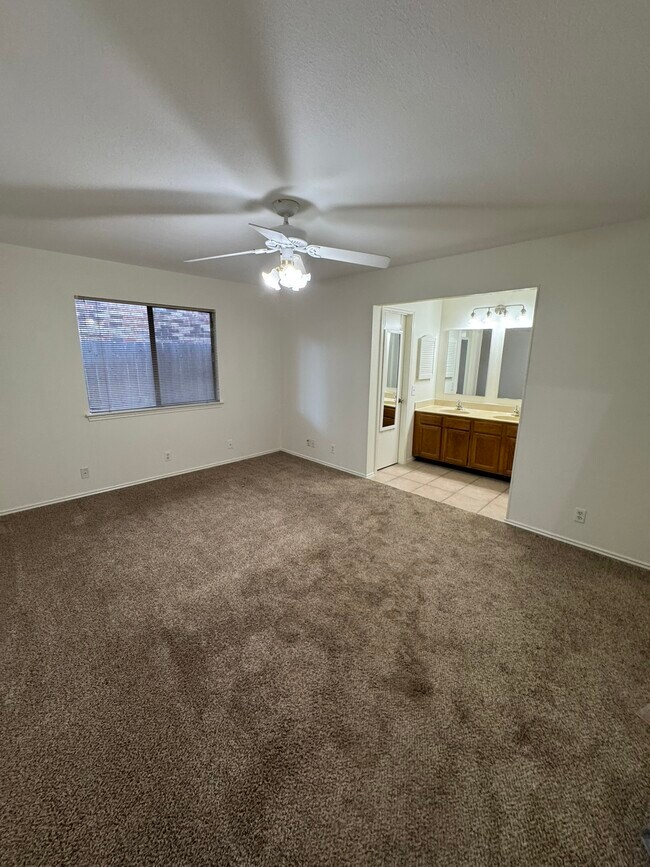 Building Photo - 9538 Cloverdale