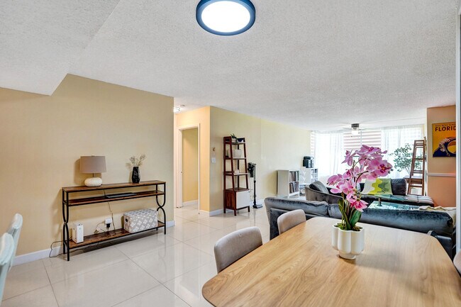 Building Photo - 2659 Carambola Cir N