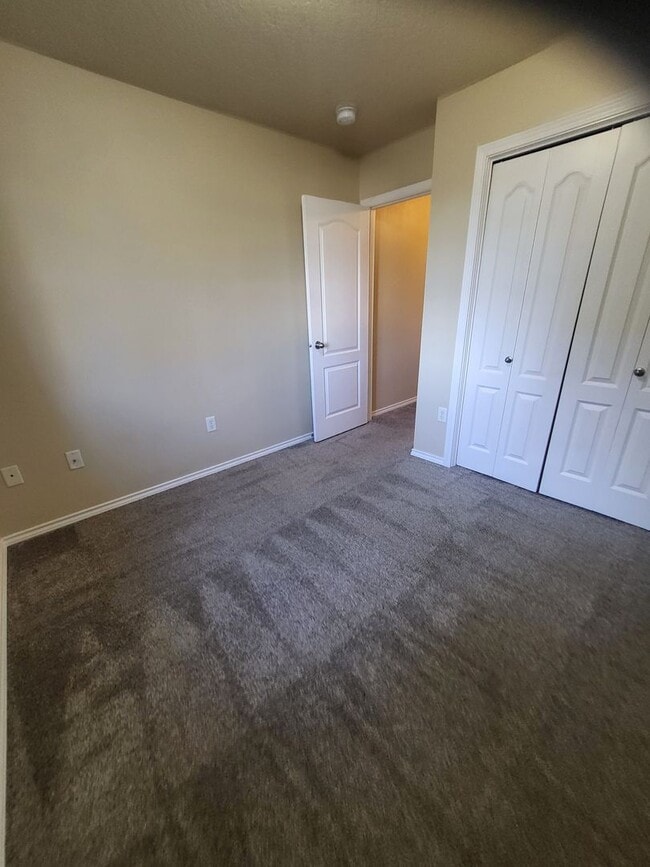 Building Photo - Cute Townhouse