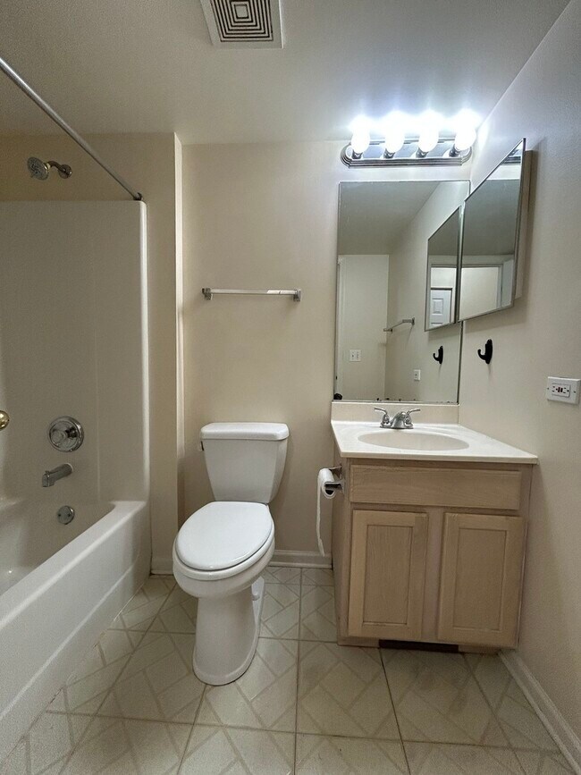 Building Photo - 1020 Chaucer Ct