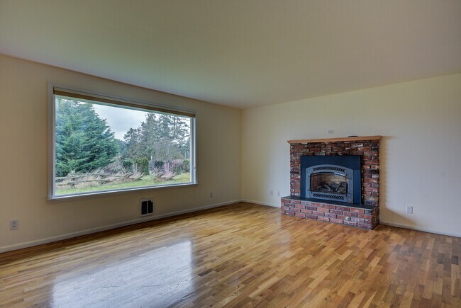 Building Photo - 4 Bedroom House in Coupeville