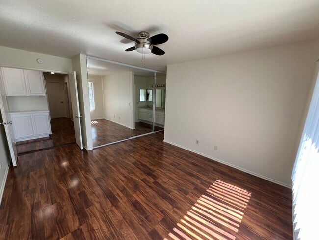 Building Photo - Mission Oaks Single Story!