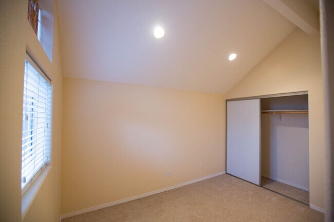 Building Photo - 3 Bedroom + Loft + Office Oceanside Home