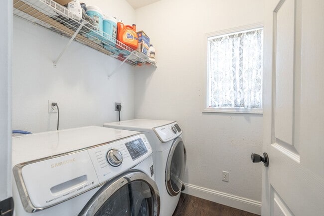 Building Photo - 4Bd/3.5Ba Home Available