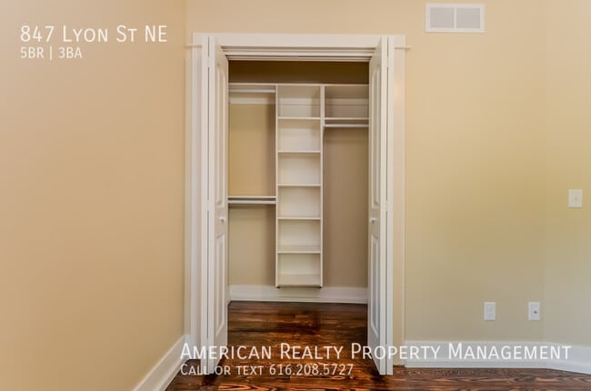 Building Photo - 847 Lyon St NE