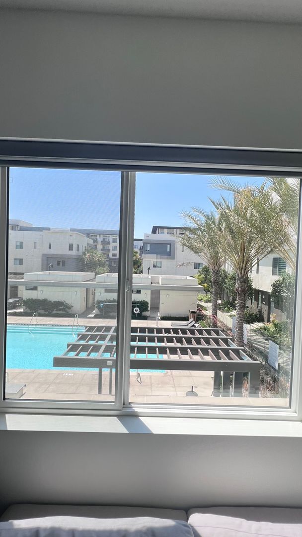 Building Photo - Beautiful furnished 4 bedroom Townhouse!