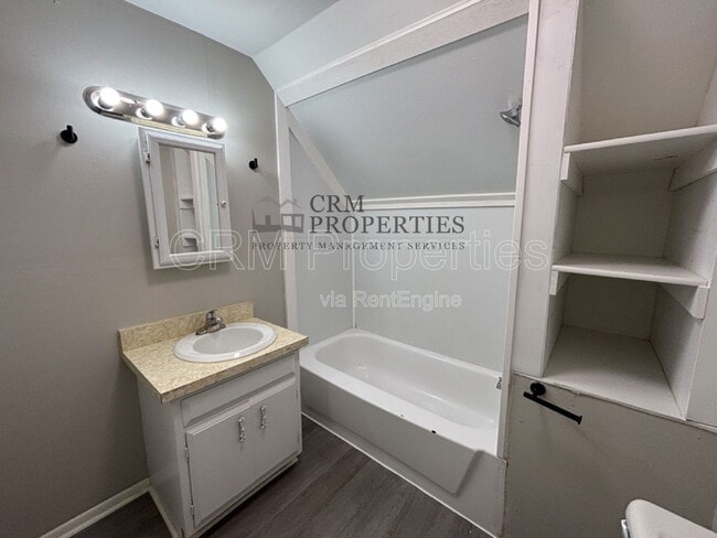 Building Photo - 1039 S Washington St