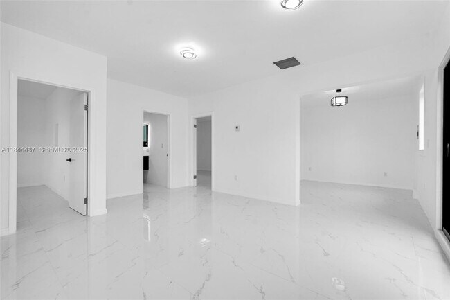 Building Photo - 972 SW 44th Ave