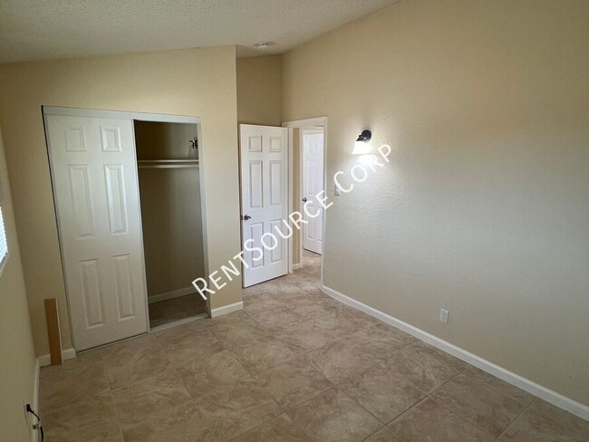 Building Photo - 2 Bedroom, 1 Bath Duplex For Rent in Calif...