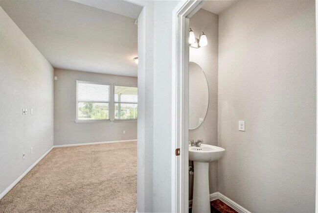 Building Photo - 741 Twisted Oaks Ln