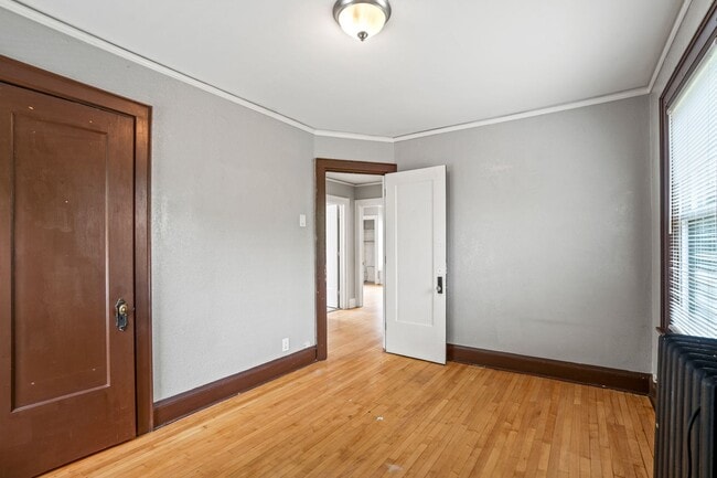 Building Photo - 2118 E Linnwood Ave