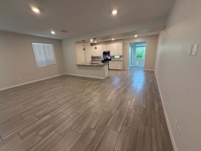 Building Photo - 327 W Tamarack Dr