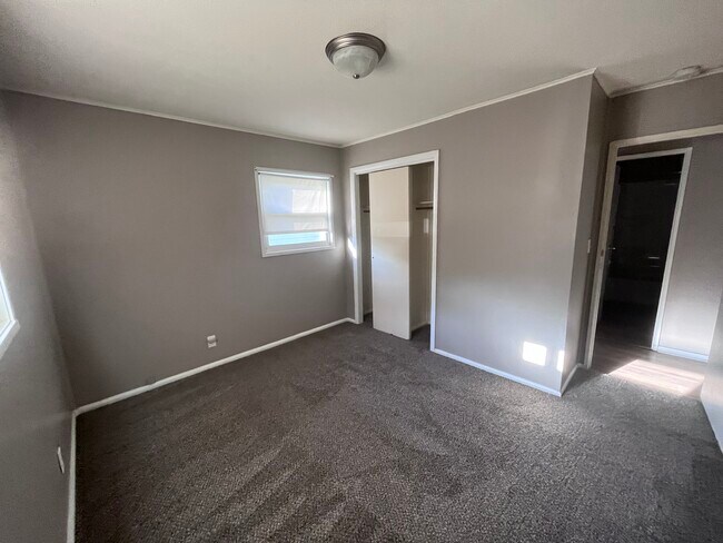 Building Photo - 2525 Meadow Dr