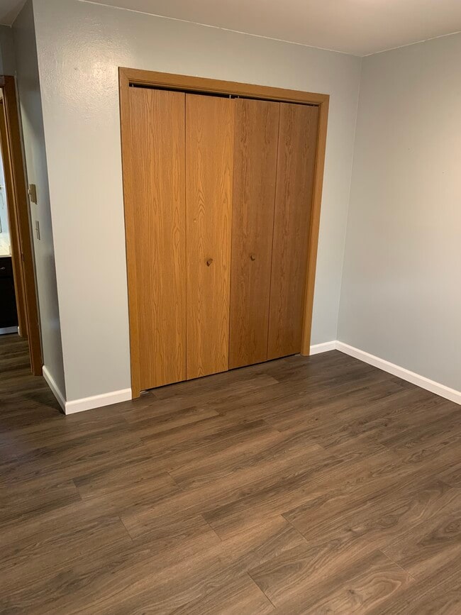 Building Photo - Iowa Ave