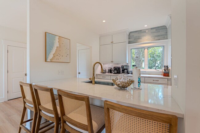 Building Photo - 8 Heath Dr