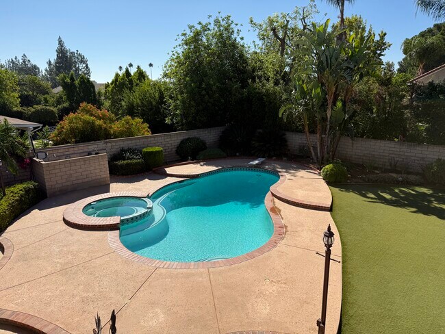 Kidney shaped pool and jacuzzi - 23446 Blythe St
