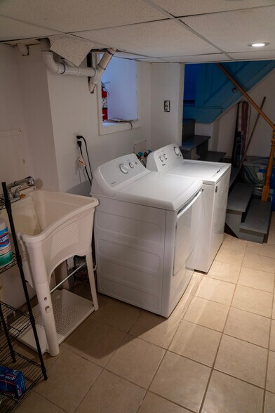 Building Photo - 22 Chapman St