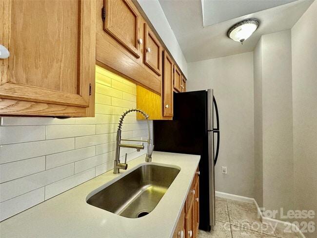 Building Photo - 229 N Poplar St