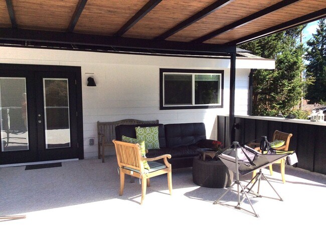 Building Photo - Le and Delisi - Bellevue Duplex