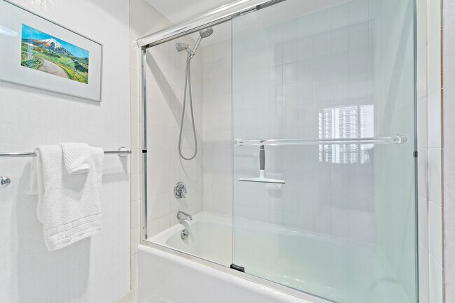 Building Photo - 100 Lakeshore Dr