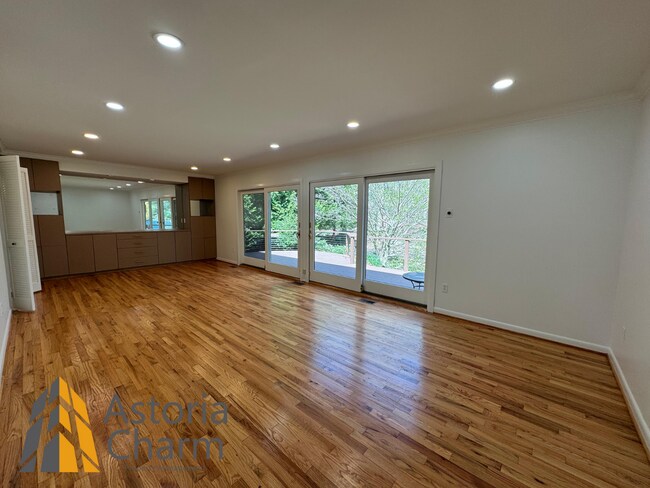 Building Photo - Spacious 5 Bedroom 3 Bath + Den Single Family Detached Home