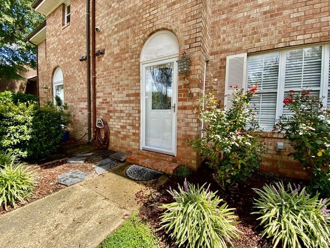 Building Photo - Amazing 3 Bedroom Townhome with Fenced Bac...