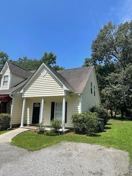 Building Photo - 383 Springview Ln