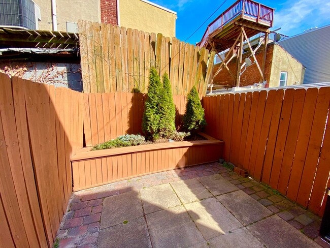 Building Photo - Charming 2 Bedroom/ 1.5 Bathroom Townhome in Fells Point Home w/ Private Patio!