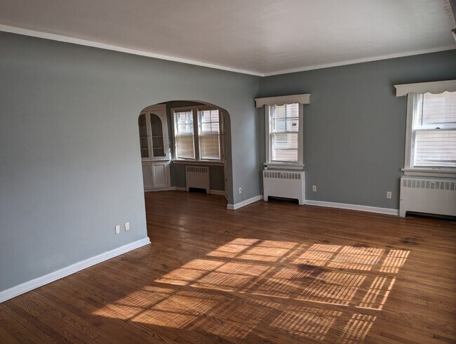 Building Photo - Renovated 3BR/1.5BA | 1,200 Sq Ft | Pet Fr...