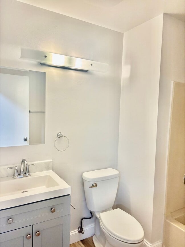 Building Photo - 2 Bedroom, 1 Bathroom Newly Renovated Cond...