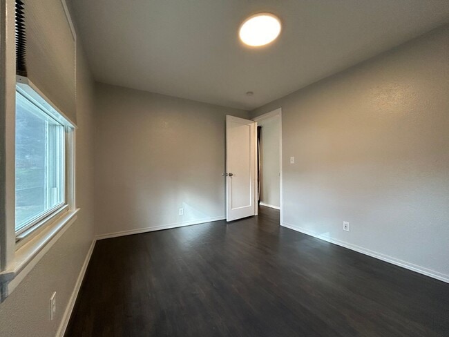 Building Photo - Updated Charmer