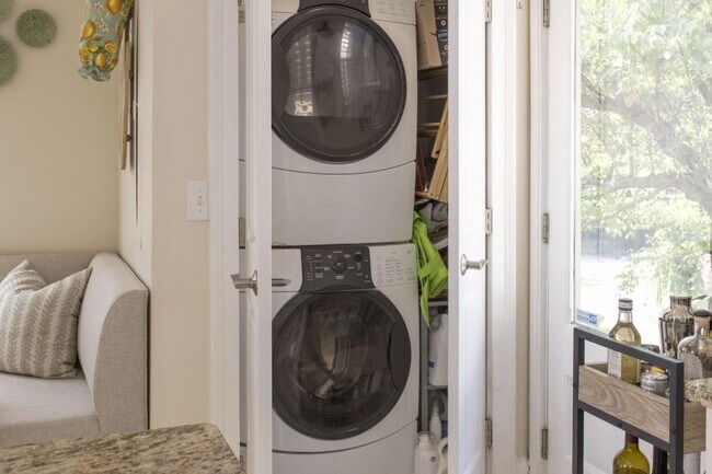 Building Photo - 801 Durant Pl NE